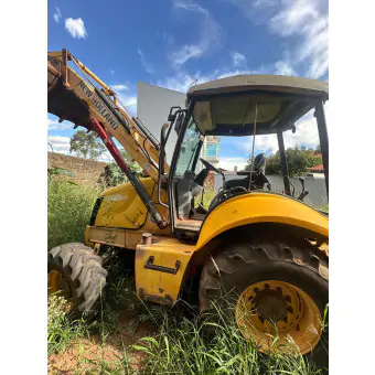 Aluguel de Retroescavadeira New Holland B95B 4x4 – Versatilidade e Alto Desempenho para Obras e Terraplenagem