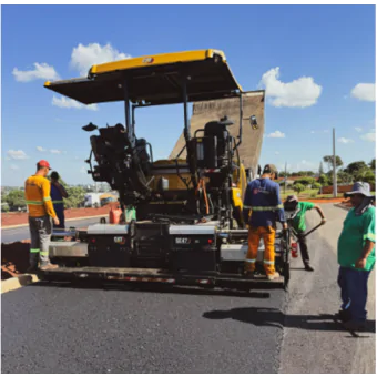 Aluguel de Vibroacabadora CAT AP 500E – Precisão e Eficiência para Pavimentação de Alto Desempenho