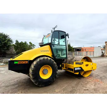 Aluguel de Rolo Compactador Volvo SD105DX – Potência e Estabilidade para Compactação Profunda